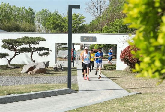 2023年4月16日上午，德鄰社首屆踏春樂跑在美麗的正直公園歡樂開跑。