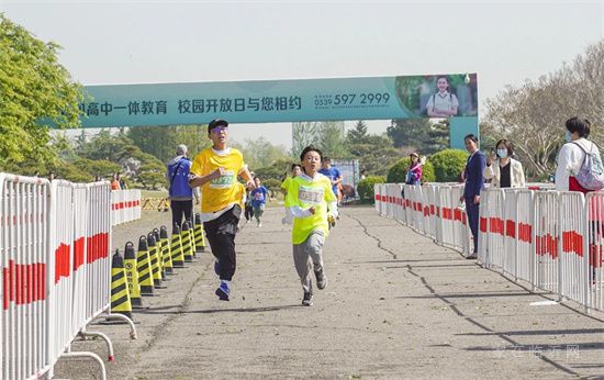 2023年4月16日上午，德鄰社首屆踏春樂跑在美麗的正直公園歡樂開跑。